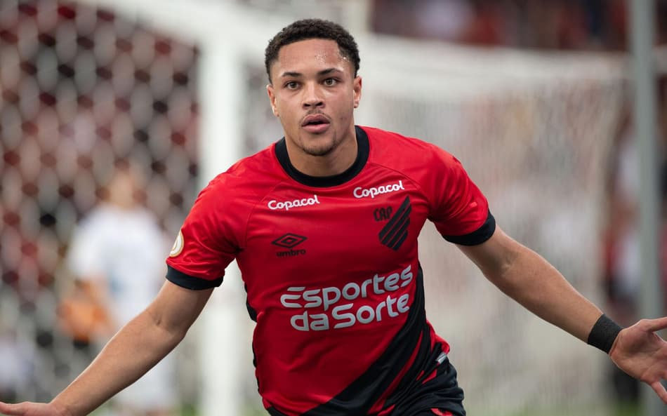 Web exalta golaço de Vitor Roque e critica Diniz: 'Não tem explicação'