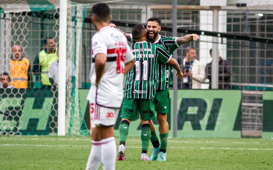 Em jogo quente, São Paulo perde para o América-MG e vê Libertadores cada vez mais distante