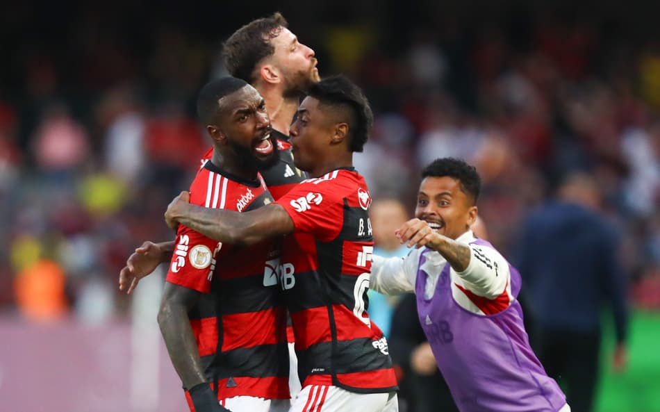 No apagar das luzes, Flamengo vira sobre o Coritiba e volta ao G-4 do Brasileirão