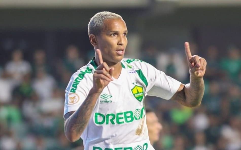Vice-artilheiro do Brasileirão, Deyverson recebe título de Cidadão Cuiabano