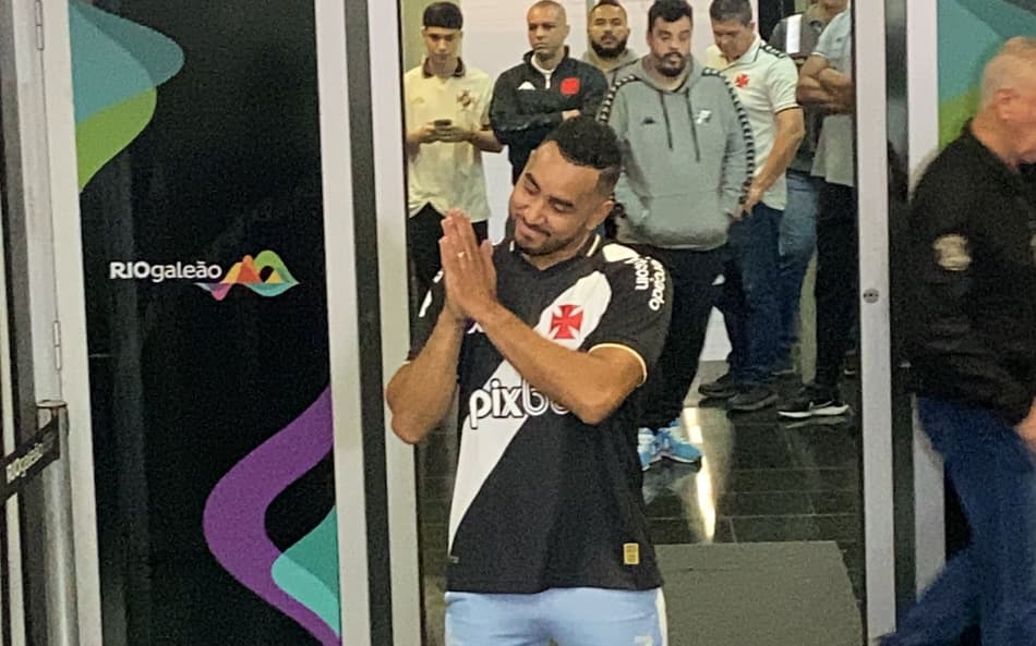 VÍDEO: Torcida do Vasco solta a voz e conta o que espera de Dimitri Payet