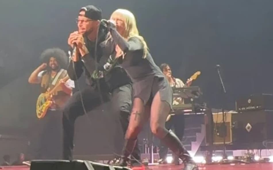 VÍDEO: Stephen Curry surpreende público, sobe ao palco e canta em show do Paramore