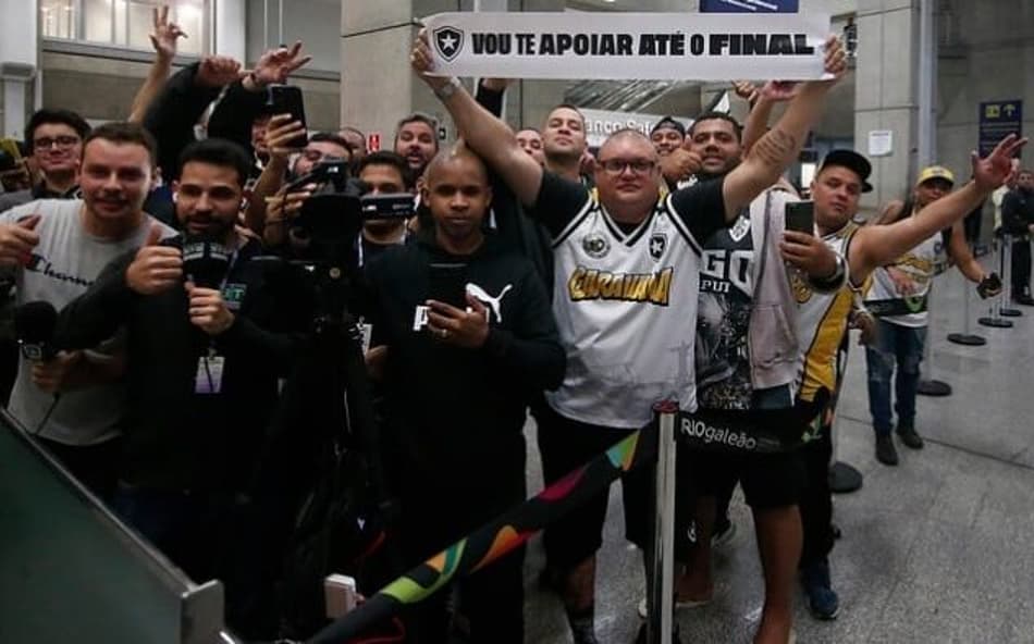 Após eliminação na Sul-Americana, torcedores do Botafogo vão ao Galeão e garantem apoio ao elenco pelo título brasileiro