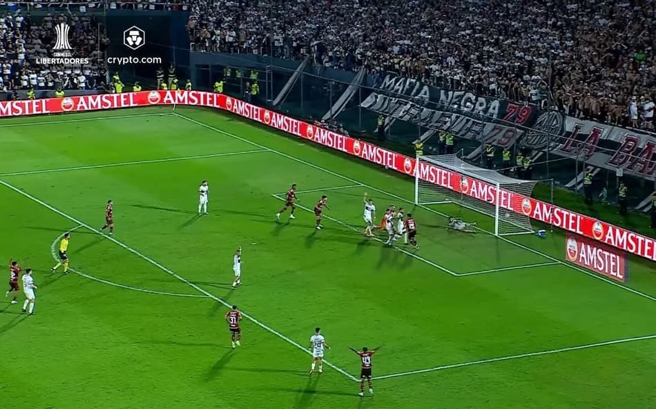 Olímpia-PAR x Flamengo: Conmebol divulga análise do VAR no gol anulado do meia Victor Hugo