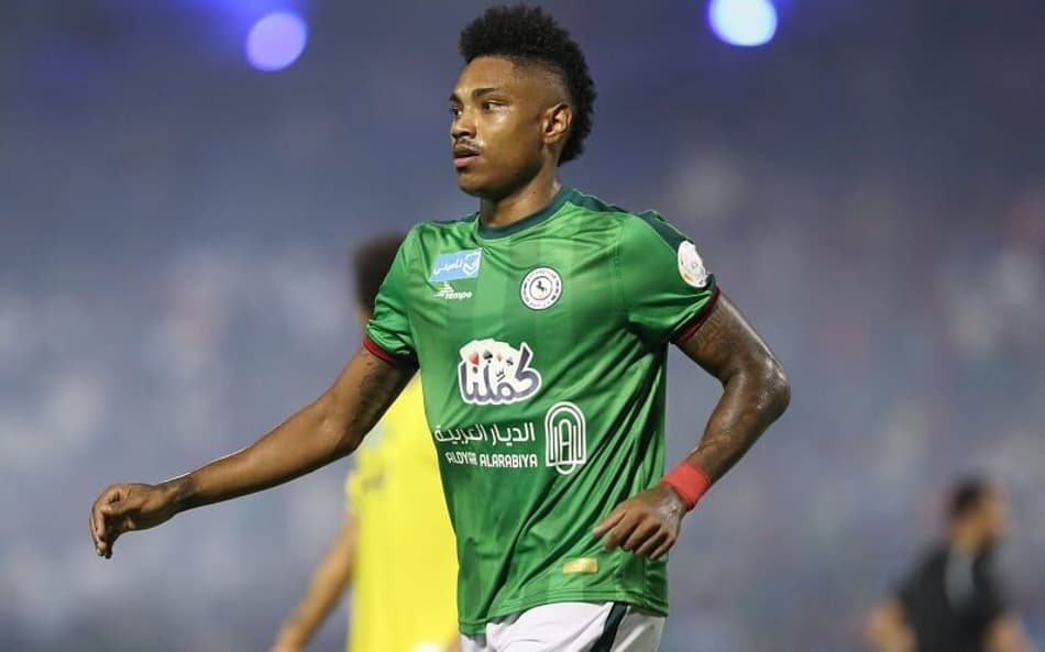 Vitinho marca lindo gol de falta na Arábia Saudita