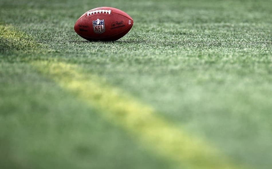 Sindicato de jogadores exige fim de gramados sintéticos na NFL após grave lesão de Aaron Rodgers