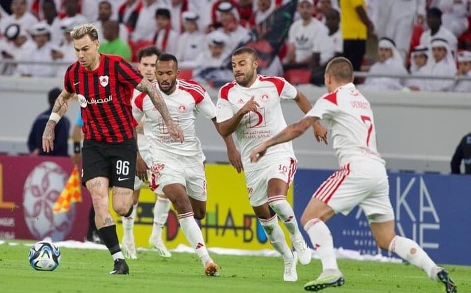 Róger Guedes, ex-Corinthians, sofre fratura no dedo em disputa de bola em partida do Qatar