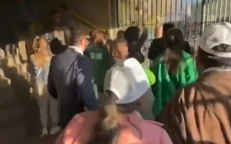 Vídeo: familiares de presidente da Federação Boliviana de Futebol são atacados após derrota para Argentina