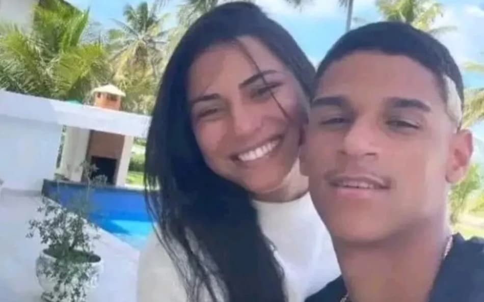 Luva de Pedreiro é flagrado dirigindo sem habilitação com namorada grávida no carro