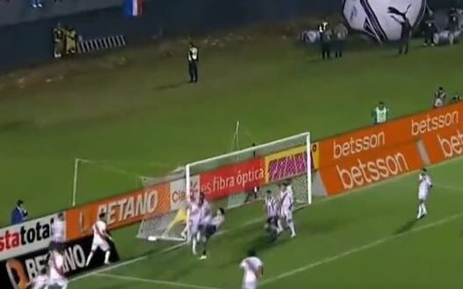 Gustavo Gómez quase fez gol de bicicleta pelo Paraguai; assista