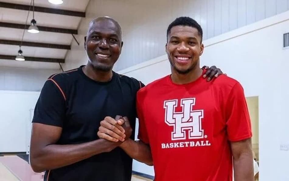 Hakeem Olajuwon: “Me sinto muito honrado por trabalhar com Giannis Antetokounmpo”