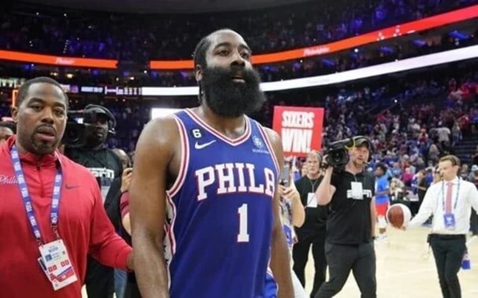 James Harden ainda espera troca para o Clippers