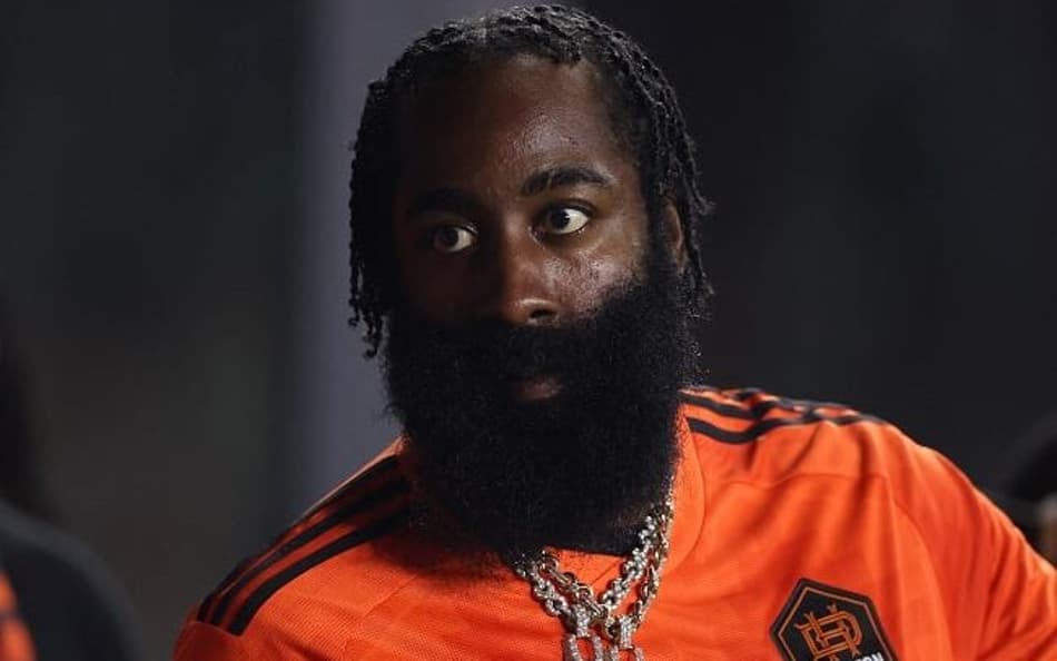 Muito fora de forma: James Harden reaparece e foto viraliza