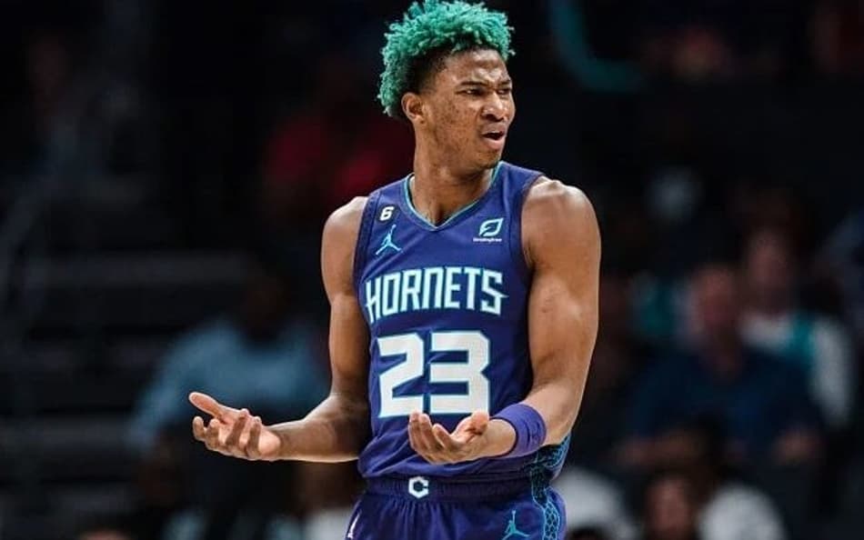 Após polêmicas, Kai Jones não inicia temporada pelo Hornets