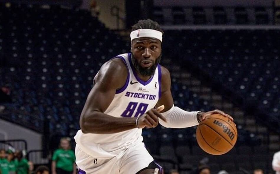 Boston Celtics acerta com Neemias Queta