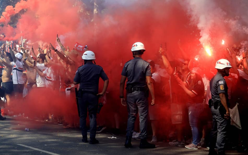 Torcedores de São Paulo e Flamengo entram em confronto com a PM nos arredores do Morumbi antes da decisão da Copa do Brasil