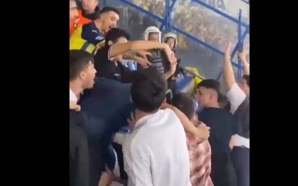 Torcedores do Fenerbahçe fazem provocação inusitada com 'pênis humano' após goleada