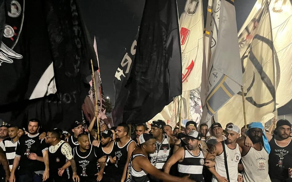 Torcida do Corinthians faz festa e recebe time com procissão antes de decisão na Sul-Americana