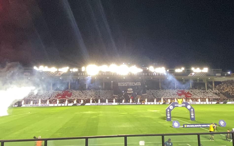 VÍDEO: Com mosaico 3D, torcida do Vasco faz grande festa no retorno a São Januário