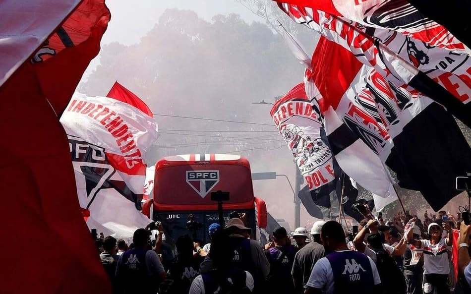 Torcedores do São Paulo recepcionam o ônibus com a delegação antes da decisão pela Copa do Brasil