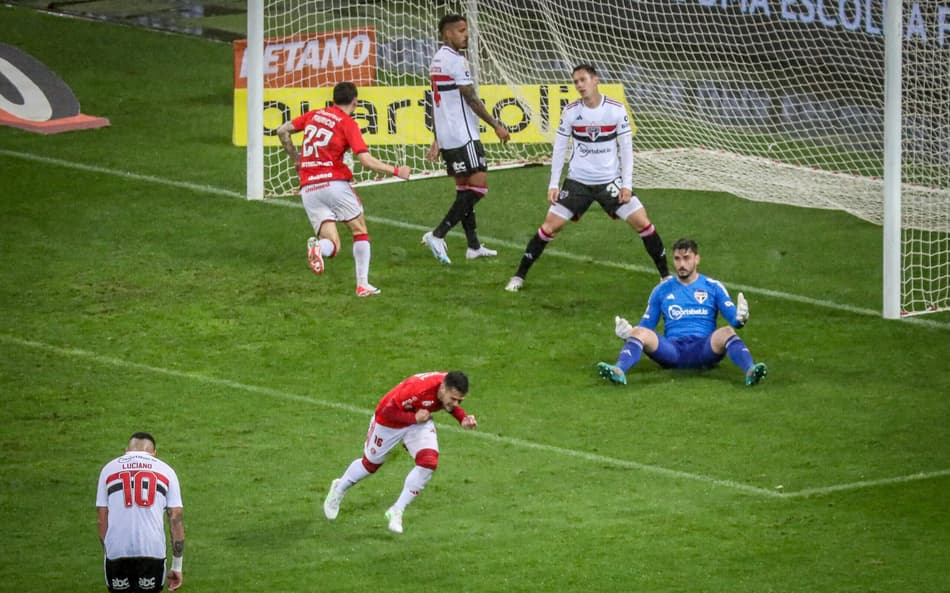 São Paulo toma a virada para o Internacional e aumenta série sem vitórias no Brasileirão