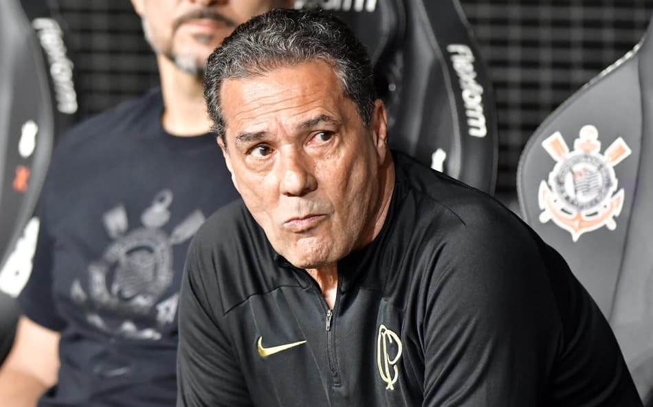 Luxemburgo é vaiado pela torcida do Corinthians antes do jogo contra o Grêmio; veja o vídeo