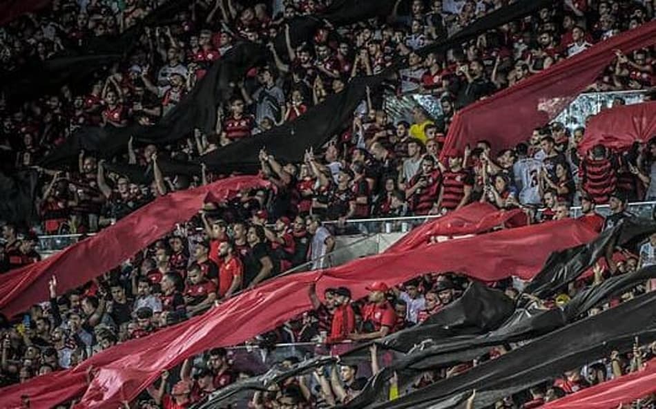 Torcedores do Flamengo enfrentam longas filas para trocar ingresso da final da Copa do Brasil