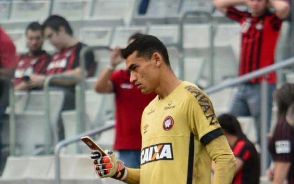 Jogador de futebol e técnico podem usar celular no banco de reservas?