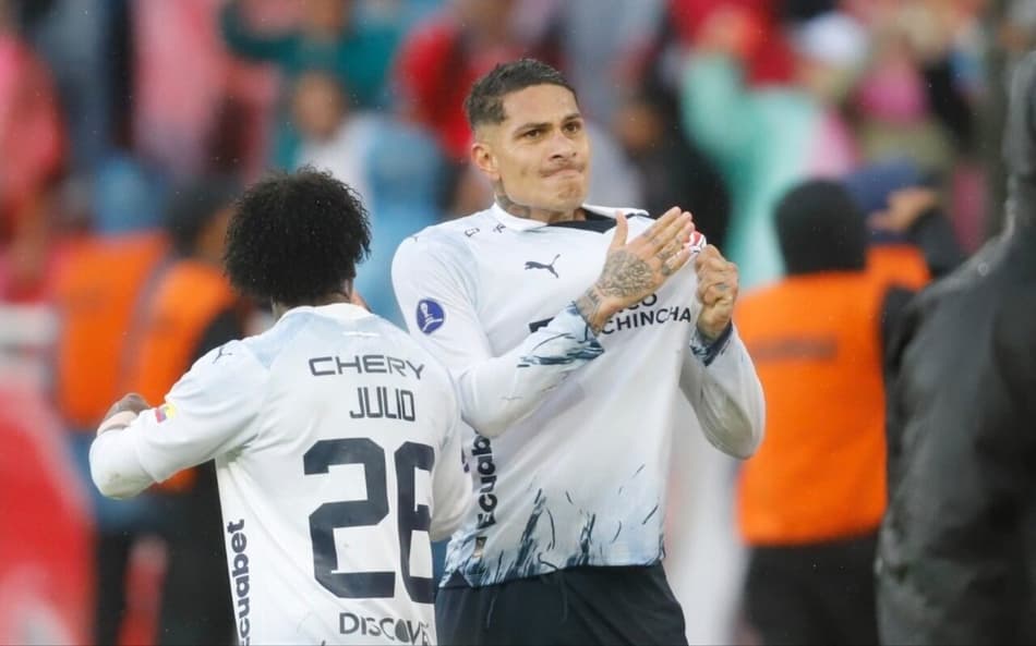 Com gols de Guerrero, LDU atropela o Defensa y Justicia e encaminha vaga à decisão da Copa Sul-Americana