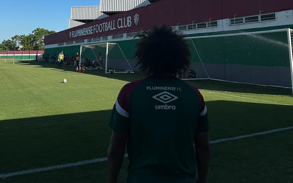 Marcelo mostra categoria em dominada em treino do Fluminense