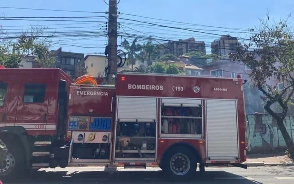 Fogo de artifício provoca incêndio em terreno próximo ao Morumbi