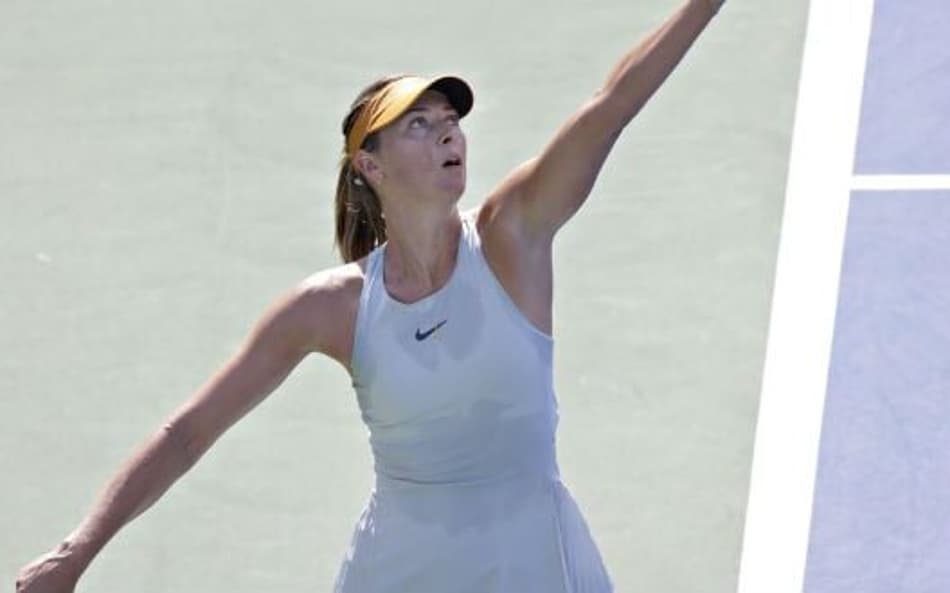 Sharapova volta às quadras para jogar pickelball com McEnore