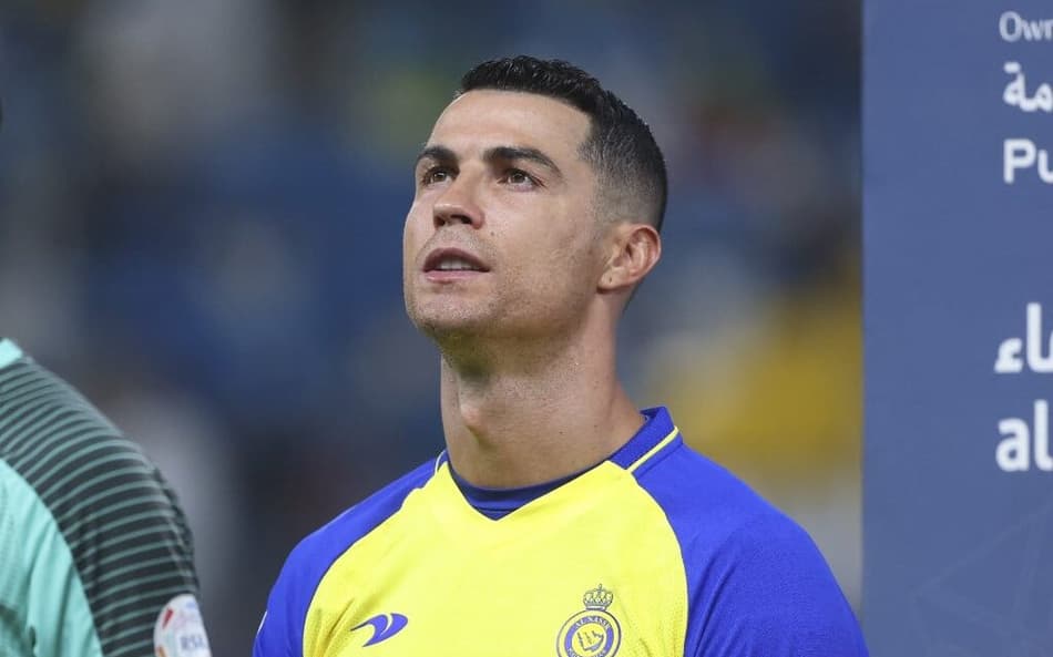 Cristiano Ronaldo ouve gritos de ‘Messi’ e pede silêncio à torcida; assista