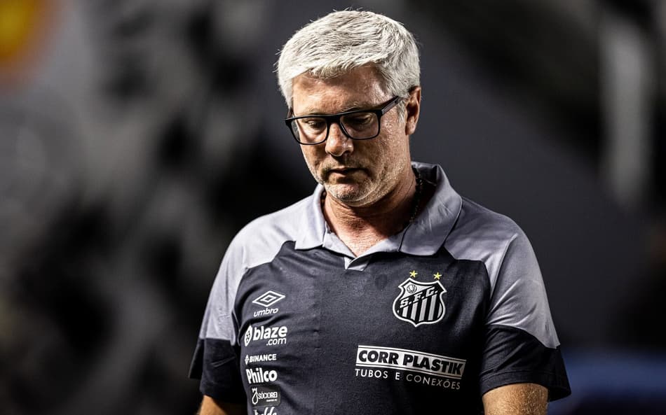 Sem clube desde saída do Santos, treinador é anunciado em clube da Arábia Saudita