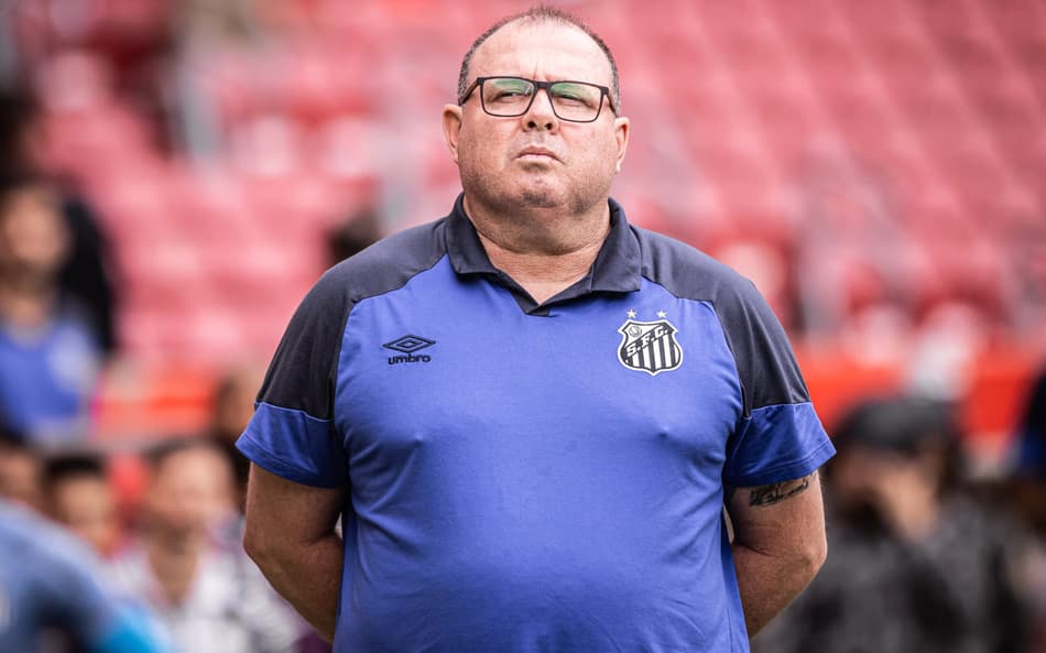 Coordenador técnico do Santos fala sobre permanência do treinador no cargo após goleada