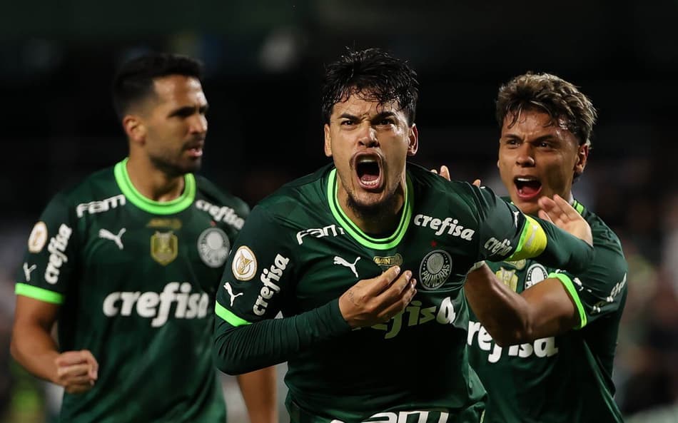 Com gols que ‘caíram do céu’, Palmeiras vence o Coritiba e encerra série negativa no Brasileirão