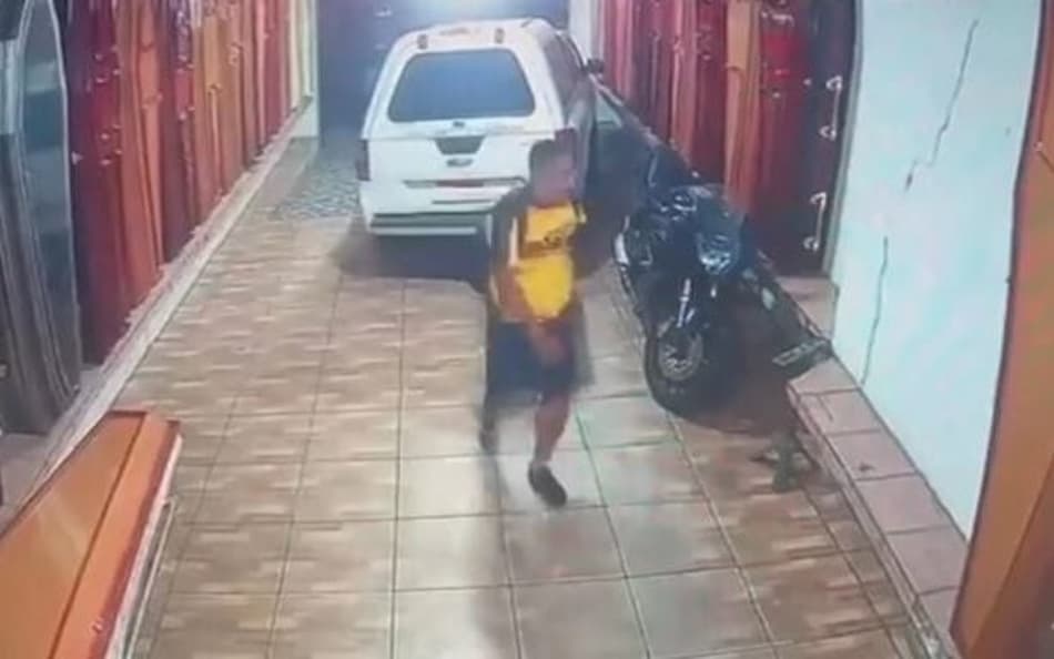 VÍDEO: membros de torcida organizada brigam dentro de funerária no Recife