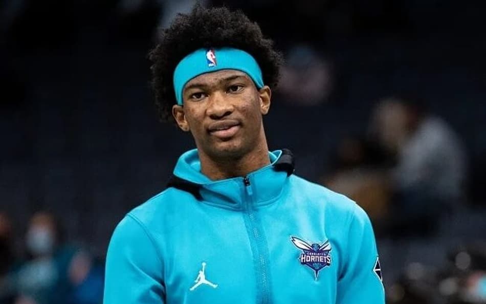 Após tumulto na offseason, Kai Jones pede troca no Hornets