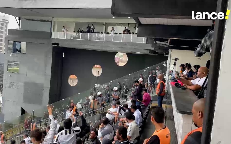 Locutor da Vila Belmiro, estádio do Santos, provoca o Vasco antes da partida: ‘Conhece a Série B’