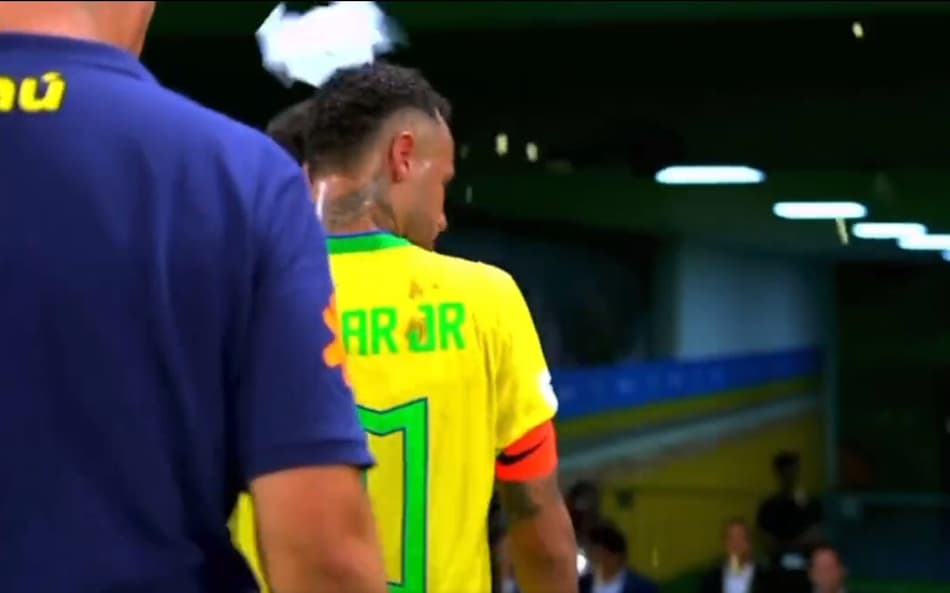 Neymar toma ‘chuva de pipoca’ após empate entre Brasil e Venezuela e fica irritado