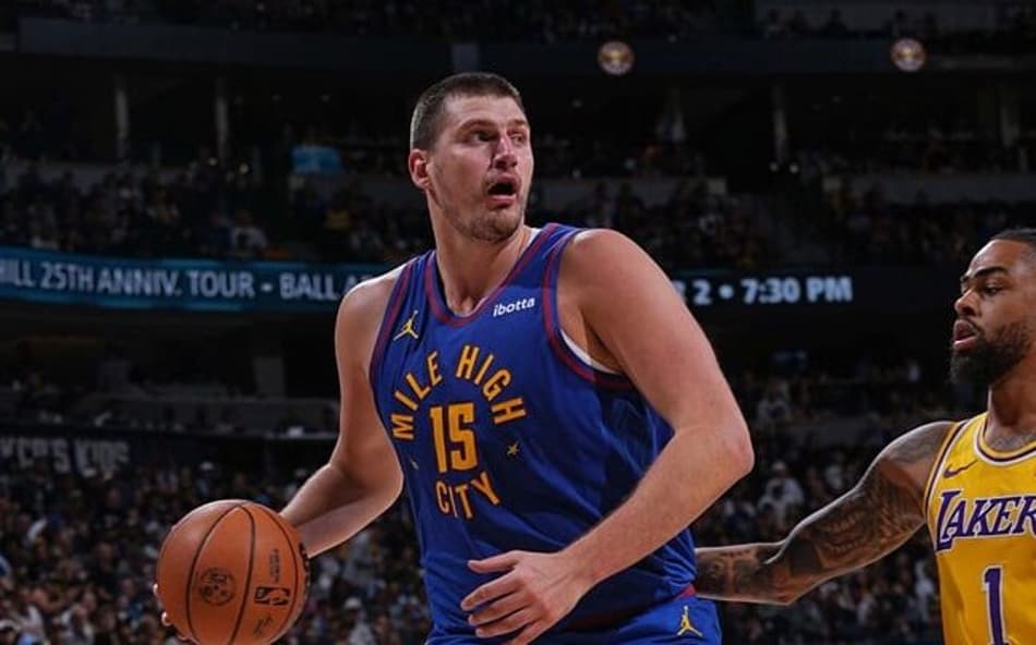 Com triplo-duplo de Nikola Jokic, Nuggets supera Lakers