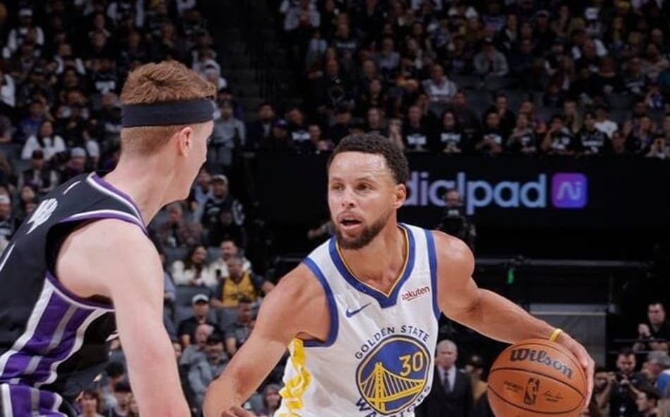 Stephen Curry “carrega” Warriors em vitória sobre Kings