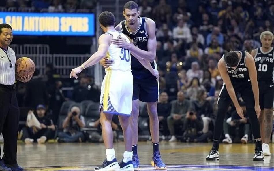 Victor Wembanyama e Stephen Curry disputam jogada e vídeo viraliza