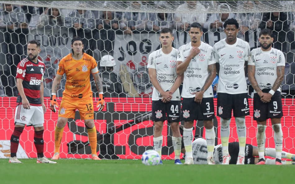 ANÁLISE: Corinthians tem evolução mínima e comete erros primários para o valor da folha salarial