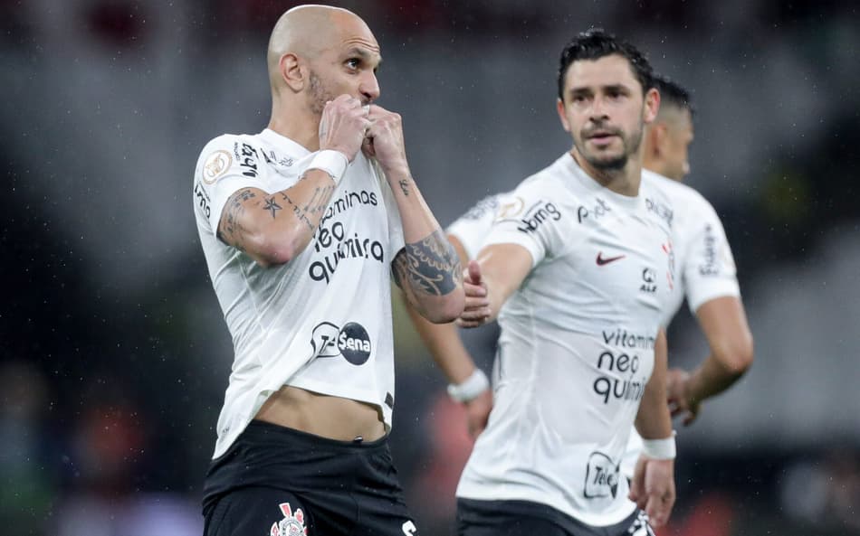 Perto da aposentadoria, Fábio Santos marca gol histórico pelo Corinthians