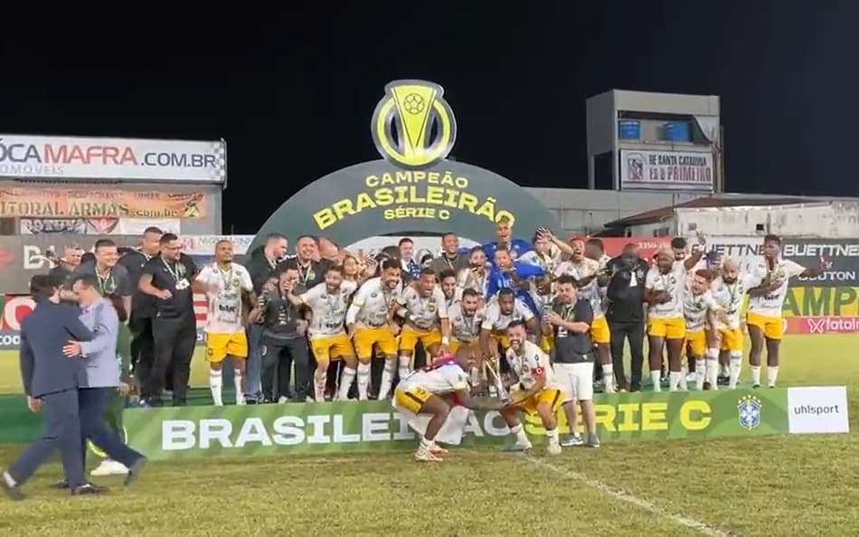 Com gol de ex-Botafogo, Amazonas vence Brusque de virada e é campeão brasileiro da Série C