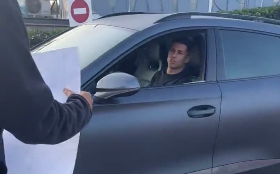 Cancelado? João Cancelo se irrita com torcedores no CT do Barcelona e se justifica após tema repercutir mal