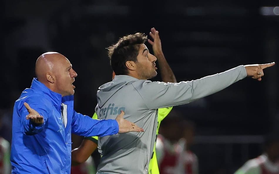 VÍDEO: Abel ironiza sobre possibilidade de ser acusado por ‘trabalho com crianças’ no Palmeiras