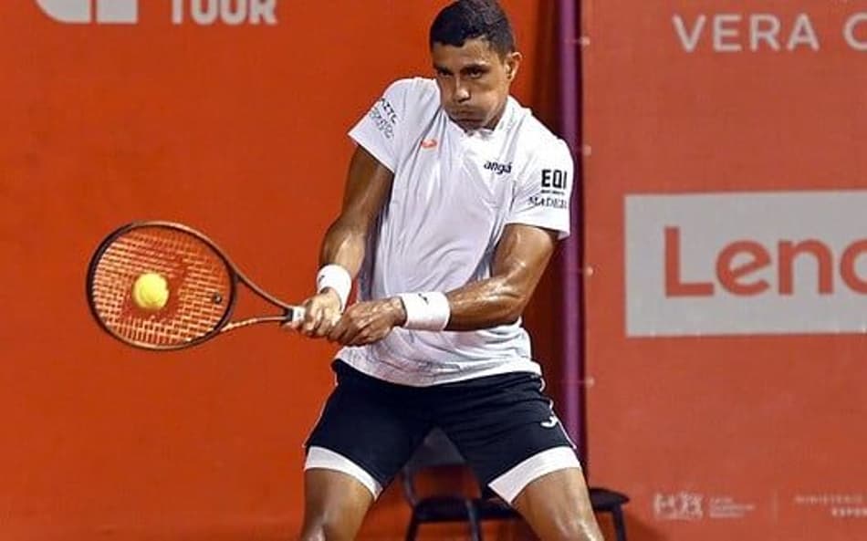 Monteiro vira batalha de 3h e é campeão em Campinas