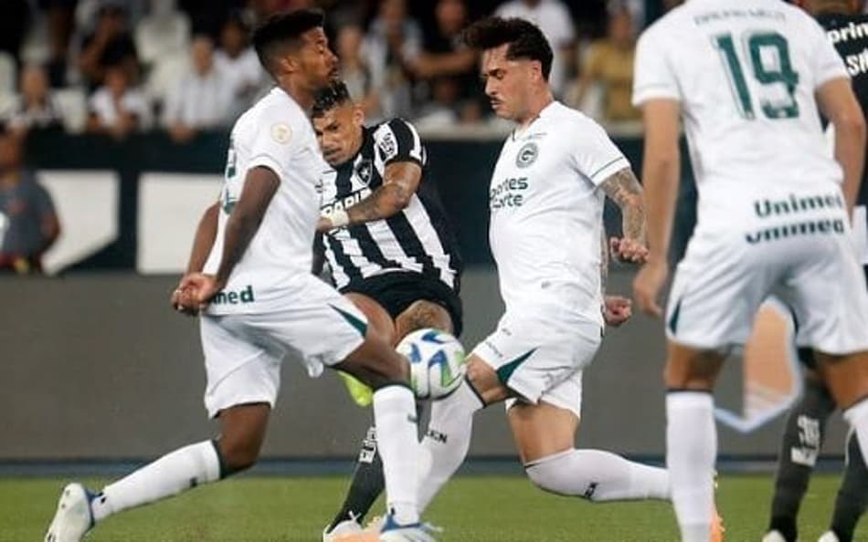 Botafogo: Tiquinho Soares ‘trava’ web com golaço no Nilton Santos
